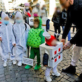 A Napoli bimbo mascherato da Covid per Carnevale, tra chi applaude e chi disprezza la foto diventa virale