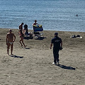 A Salerno assembramenti in spiaggia nonostante i vigilantes, il Sindaco: «Il Covid non è sconfitto»