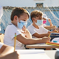 Ad Ischia la scuola si sposta in spiaggia: alunni fanno lezione a due passi dal mare 