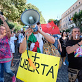 «Il Covid non esiste!», i negazionisti in piazza a Roma. De Luca: «Auspichiamo sanzioni severe»