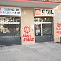 «Il vaccino uccide», «Servi nazisti». Scritte No Vax al patronato della Cgil di Salerno