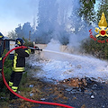 Incendio a Salerno, in fiamme deposito abusivo di rifiuti solidi ingombranti lungo la strada