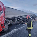 Incidente tra Baronissi e Mercato San Severino, autocarro sbanda e si ribalta: nessun ferito 