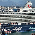 Nel porto di Salerno spunta la nave da crociera "Mein Schiff 6"