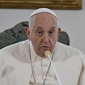 Papa Francesco contro la maternità surrogata: «Un bambino non è l'oggetto di un contratto»