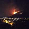 Paura a Salerno, incendi nella notte sulle montagne. Sindaco: «Non escludiamo nessuna pista»