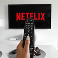 Pirateria online: 10 euro per vedere Netflix, Dazn e Sky. Oltre 500mila clienti in Italia, perquisito 25enne salernitano