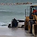 Salerno, auto "arenata" nella spiaggia di Mercatello: in corso operazioni di recupero