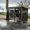 Salerno, in fiamme pensilina del bus sul lungomare: intervengono vigili del fuoco 