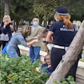 Tensione sul lungomare di Salerno: donna senza mascherina si ribella ai vigili