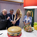 Valeria Marini conquista Battipaglia, la showgirl inaugura il nuovo ristorante McDonald’s