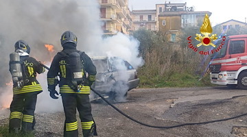 Auto in fiamme a Pontecagnano: distrutta una Range Rover