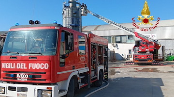 Incendio in un'azienda di falegnameria a Battipaglia: Vigili del Fuoco evitano il peggio, nessun ferito