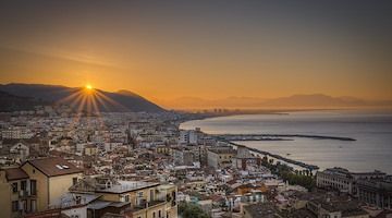 L'alba a Salerno, una sinfonia di luce e vita negli scatti di Carlo de Felice