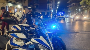 Salerno, controlli della Polizia Municipale: motociclisti spericolati in piazza