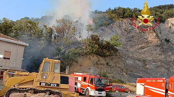 Salerno. Fiamme in località Cologna di Pellezzano: intervengono i Vigili del Fuoco per domare l'incendio