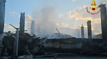 Salerno, incendio al sito di compostaggio: il Comune ordina misure preventive