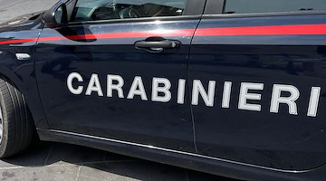 Tenta di rapinare uomo aggredendolo con una bottiglia di vetro: arrestato a Salerno