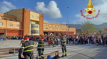 Vigili del Fuoco, a Salerno la XIII edizione di “Babbo Natale che viene dal cielo”