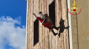 Vigili del Fuoco, successo per "Babbo Natale viene dal cielo": una giornata di magia in sicurezza, tra dimostrazioni e sorrisi /foto