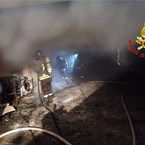 Fiamme nella notte in un condominio di Angri, cede il solaio: sgomberato il primo piano