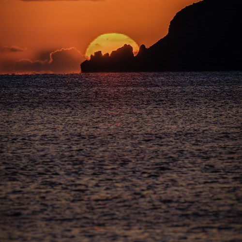 Il sole tramonta dietro la Costa d'Amalfi<br />&copy; Carlo de Felice