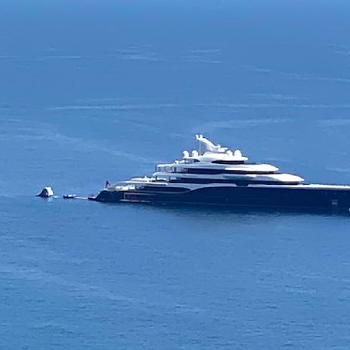 Super yacht di Bernard Arnault, il proprietario di Louis Vuitton a Palinuro