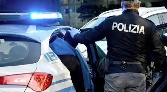 Aggredirono un passante a Battipaglia per rubargli il portafoglio: arrestati due giovani di Salerno